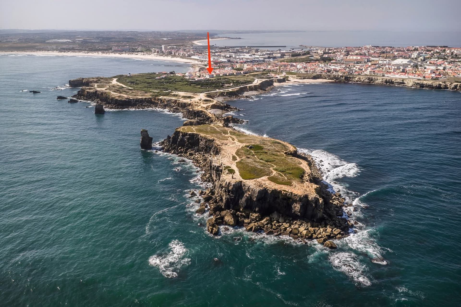 Apartamento SurfPeniche Ocean View em Peniche — vista aérea da península de Peniche